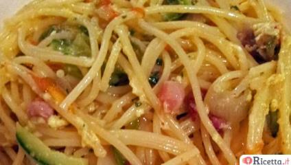 Spaghetti alla carbonara di fiori di zucca e zucchine