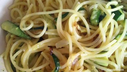 Spaghetti alla carbonara di zucchine e cipolla di Tropea