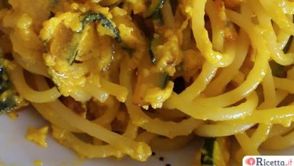 Spaghetti alla carbonara vegetariana in giallo