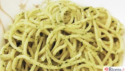 Spaghetti alla crema di basilico e noci