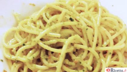 Spaghetti alla crema di basilico, pecorino romano e datterini