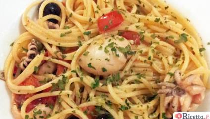 Spaghetti integrali al sugo di seppie,  olive e capperi