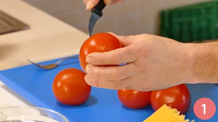 Spaghetti pomodoro e basilico - Passaggio 1