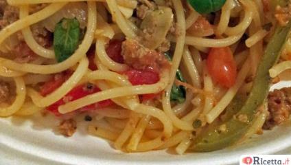 Spaghetti  tonno, peperoni e basilico