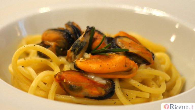Spaghetto quadrato con cozze, pecorino e limone