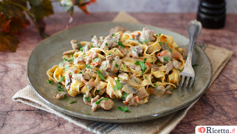 Tagliatelle funghi e salsiccia