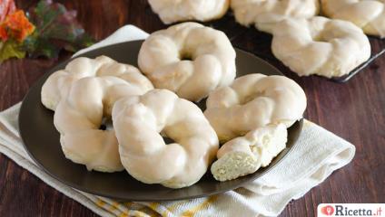 Taralli dolci, i biscotti siciliani preparati per il 2 novembre