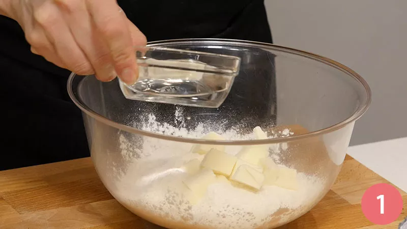 tartellette-di-brisè-con-kiwi-gamberi-e-cipolla-croccante1