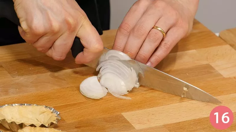 tartellette-di-brisè-con-kiwi-gamberi-e-cipolla-croccante16