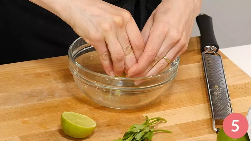 tartellette-di-brisè-con-kiwi-gamberi-e-cipolla-croccante5
