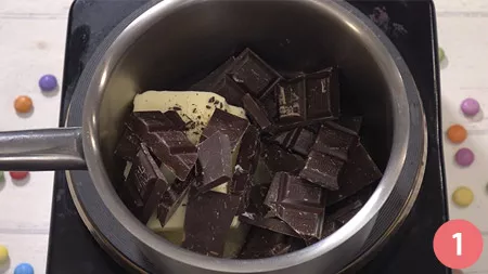 In un pentolino sciogliere il burro con il cioccolato fondente