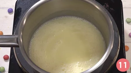 In un pentolino scaldiamo la panna e lo zucchero