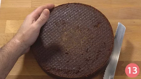 Lasciamola raffreddare per bene e poi la tagliamo a metà