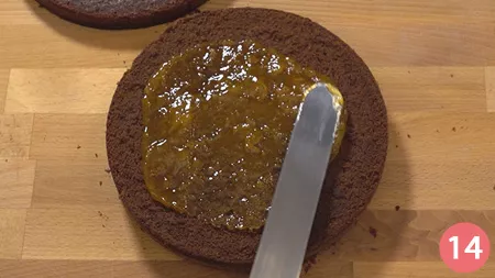 Spalmiamo sulla base uno strato di marmellata