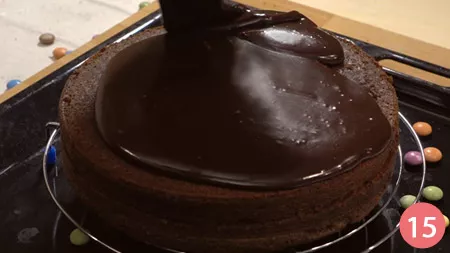 Ricomponiamo la torta  e versiamo sulla superficie la ganache