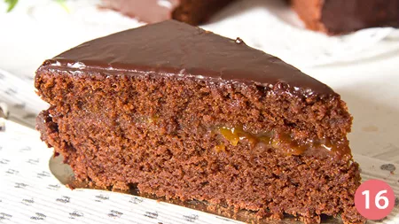 La torta al cioccolato è pronta da servire