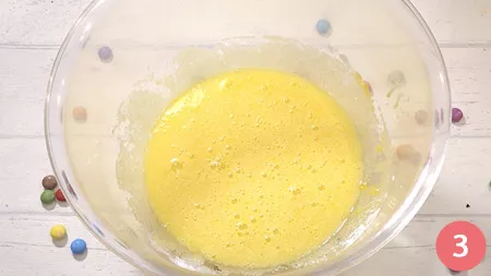 In una ciotola mescolare le uova e lo zucchero, fino a quando il composto diventa chiaro