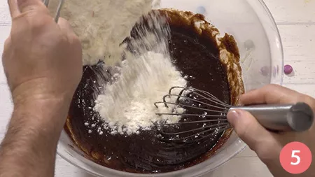 Unire la farina setacciata