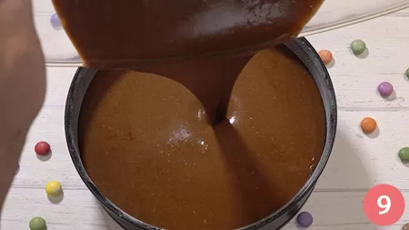 Imburrare e infarinare una teglia a cerniera da 22 cm e versarvi il composto