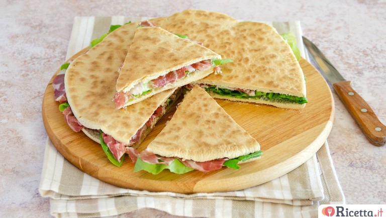 Torta al testo umbra, la focaccia da farcire a piacere