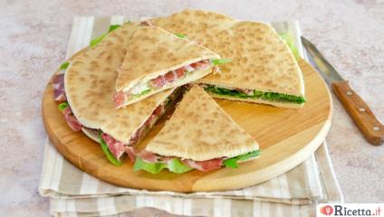 Torta al testo umbra, la focaccia da farcire a piacere