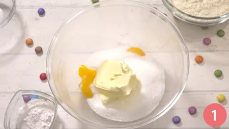 Riunire in un contenitore capiente i 3 tuorli, lo zucchero, il burro ammorbidito