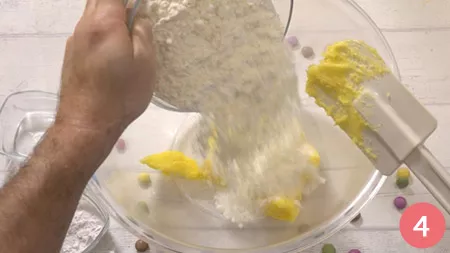 Unire un po' di farina setacciata al composto di tuorli