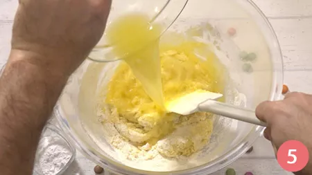 Aggiungiamo poco alla volta il succo delle arance