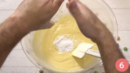 Versiamo la bustina di lievito e la vanillina amalgamando per bene.