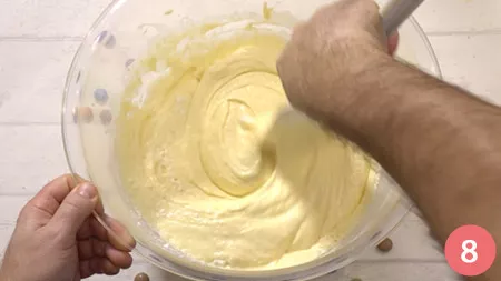 mescoliamo con delicatezza dal basso verso l'alto