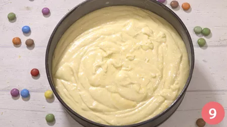 Versare l'impasto in una tortiera da 24 cm che avremo imburrato e infarinato