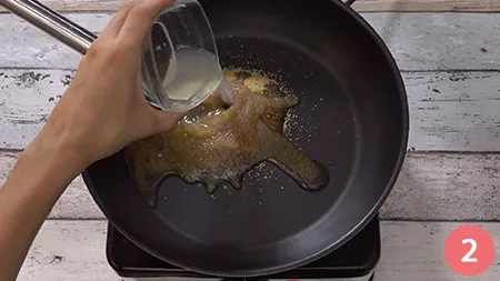 In una padella antiaderente versiamo lo zucchero di canna, qualche cucchiaio d'acqua e il succo di un limone