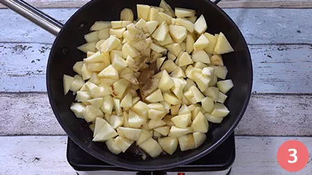 Aggiungiamo le mele, un cucchiaino di cannella