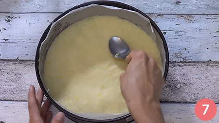 Prendiamo una tortiera da 24 cm rivestita con carta forno e versiamo 3/4 dell'impasto a briciole, compattando il tutto con l'aiuto di un cucchiaio