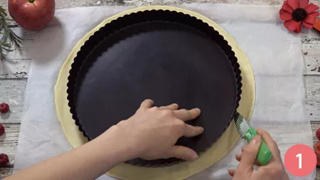 Per preparare la nostra torta di mele iniziamo a ricavare dal rotolo di pasta sfoglia rotonda un disco, utilizzando la base di una tortiera da 26 cm di diametro