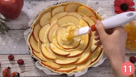 Spennelliamo ora le mele con la marmellata di albicocche
