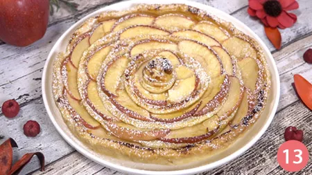 lasciamo intiepidire la nostra torta di mele e pasta sfoglia prima di decorarla con lo zucchero a velo