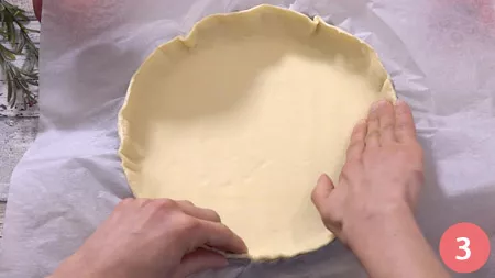 Adagiamo il disco di sfoglia ottenuto su una tortiera da 22 cm di diametro con i bordi bassi.