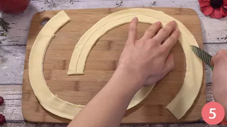 Riprendiamo i due bordi di pasta sfoglia avanzati e li dividiamo entrambi a metà
