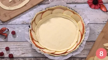 aggiungiamo una striscia di pasta sfoglia che vada a chuidere a cerchio il primo giro di mele
