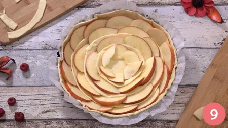 Procediamo in questo modo alternando le fettine di mela alle strisce di pasta sfoglia