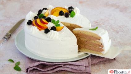 Torta di pancakes, dolce a strati farcito con crema di panna e Nutella