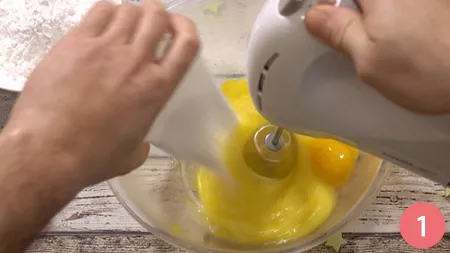 In una boule uniamo le uova e lo zucchero