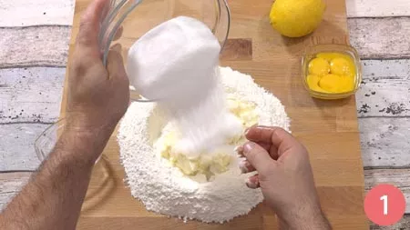 su un piano da lavoro disporre la farina a fontana, fare un buco in centro