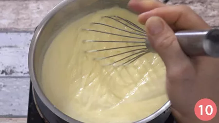 mescolare molto bene con l'aiuto di una frusta