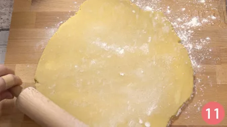 metterne una sulla spianatoia e stenderla con il mattarello fino ad ottenere un disco un poco più grande di una teglia da 28 cm