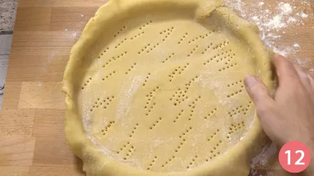 foderare la teglia precedentemente imburrata ricoprendo anche i bordi