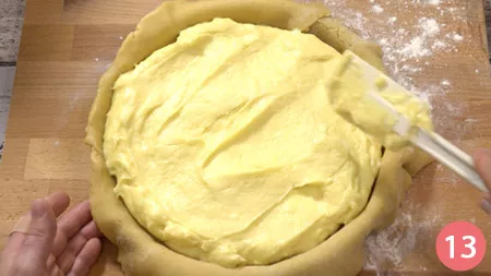 Versare la crema pasticcera sulla teglia appena foderata con la frolla