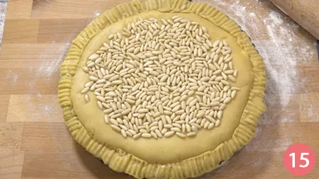 Ricoprire la superficie della torta con i pinoli
