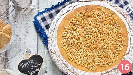 Lasciare raffreddare la torta della nonna e ricoprire con lo zucchero a velo